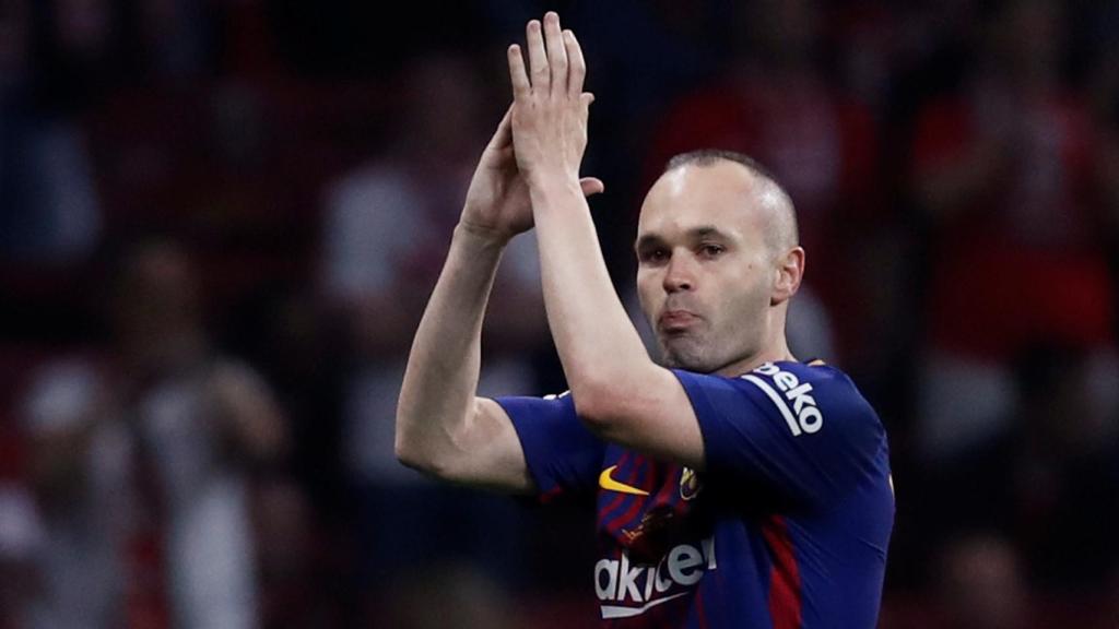 Andrés Iniesta se despide tras ser cambiado.