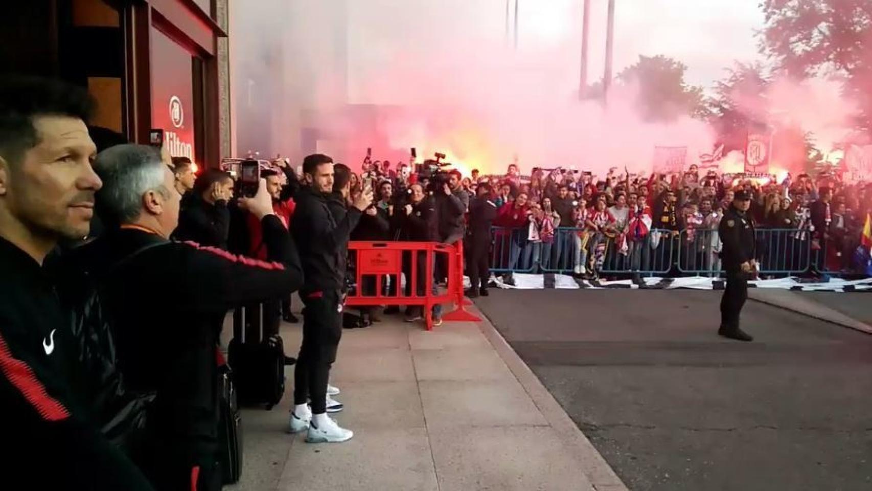 Simeone y cía, durante el recibimiento al equipo en el hotel.