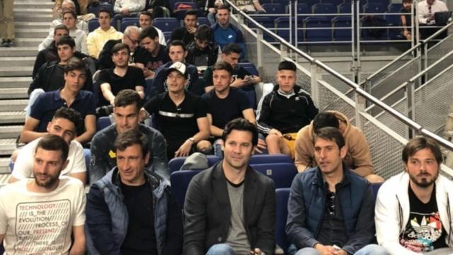 Solari y los jugadores del Castilla en el WiZink Center. Foto: Twitter (@RMBaloncesto)