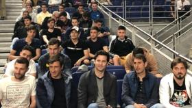 Solari y los jugadores del Castilla en el WiZink Center. Foto: Twitter (@RMBaloncesto)
