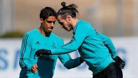 Bale entrena con Varane