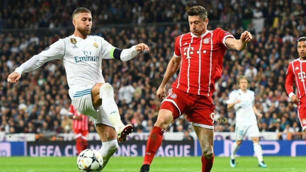 Lewandowski pelea un balón con Sergio Ramos. Foto: fcbayern.com