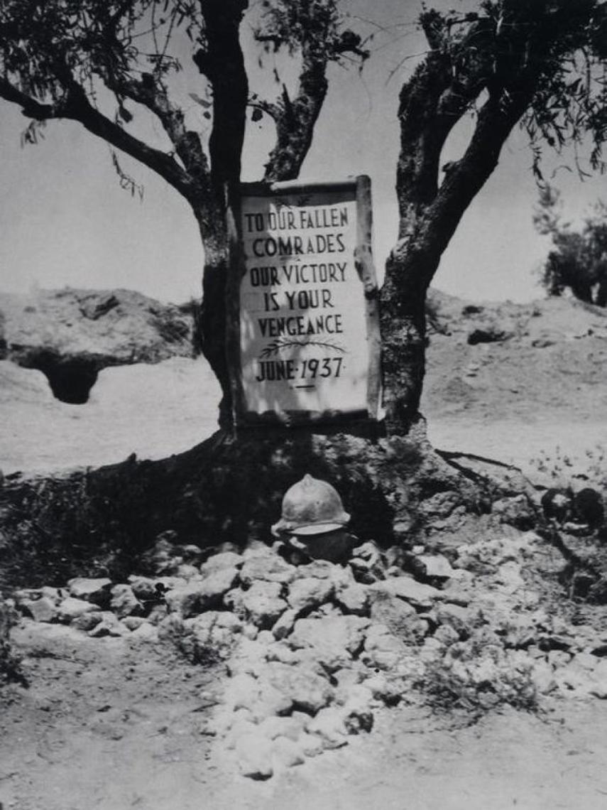 Tumba colectiva de los brigadistas internacionales en la batalla del Jarama.