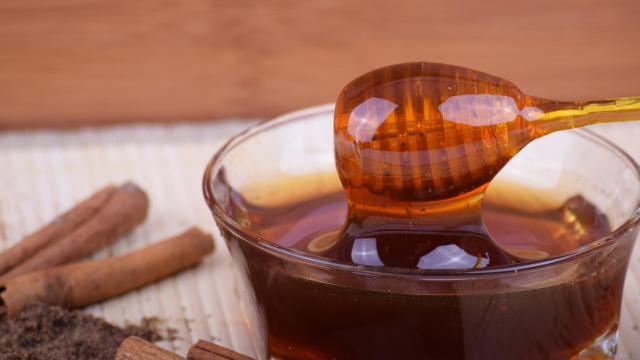 Un bote de miel recién extraída del panal de abejas.