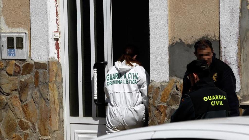 La Guardia Civil investiga en una casa de Castrogonzalo (Zamora) después de que esta madrugada fuera encontrado el cadáver de una mujer en un terraplén a las afueras del pueblo que presentaba golpes muy significativos y violentos tanto en la cara como en el cráneo, según ha confirmado la Subdelegación del Gobierno en Zamora.