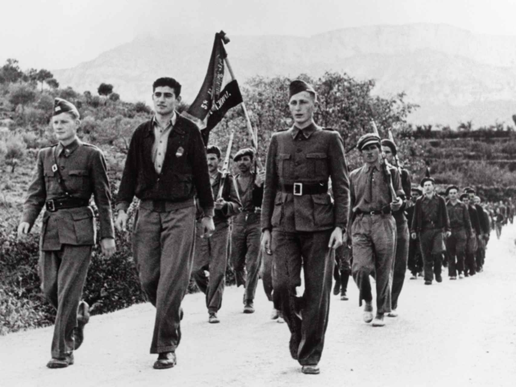Miembros del Batallón Lincoln, durante el desfile de despedida de las Brigadas Internacionales.