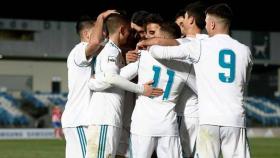 Los jugadores del Castilla se abrazan tras marcar un gol