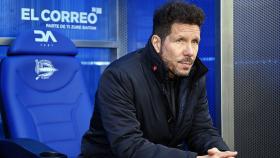 Simeone sentado en el banquillo. Foto: Twitter (@Atleti)