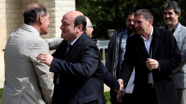 Brian Currin saluda a Andoni Ortúzar; al fondo, Arnaldo Otegi.