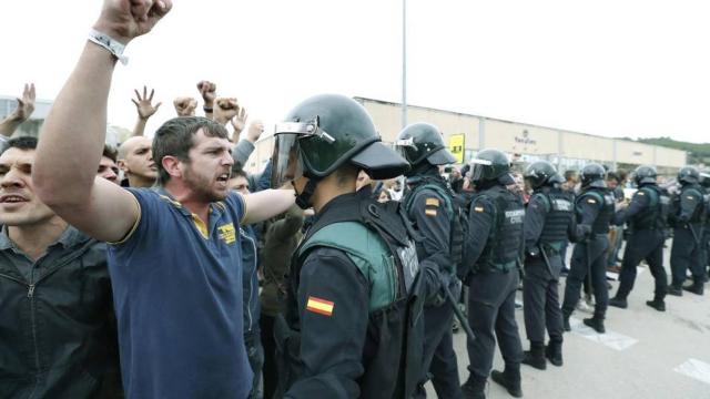 Agentes de la Guardia Civil durante el simulacro de referéndum del 1-O.