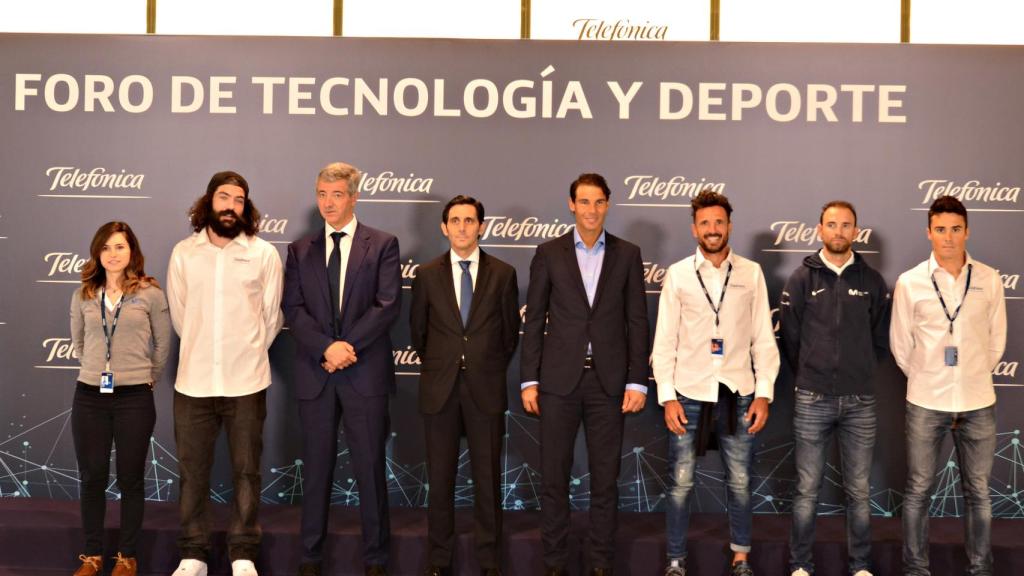 De izquierda a derecha: Lourdes Oyarbide, ciclista del Movistar Team; Regino Hernández, snowboarder cross; Miguel Ángel Gil, consejero delegado del Atlético de Madrid; José María Álvarez-Pallete, presidente ejecutivo de Telefónica SA; Rafael Nadal, tenista y embajador de Telefónica; Chema Martínez, atleta; Alejandro Valverde, ciclista del Movistar Team y Javier Gómez-Noya, triatleta.