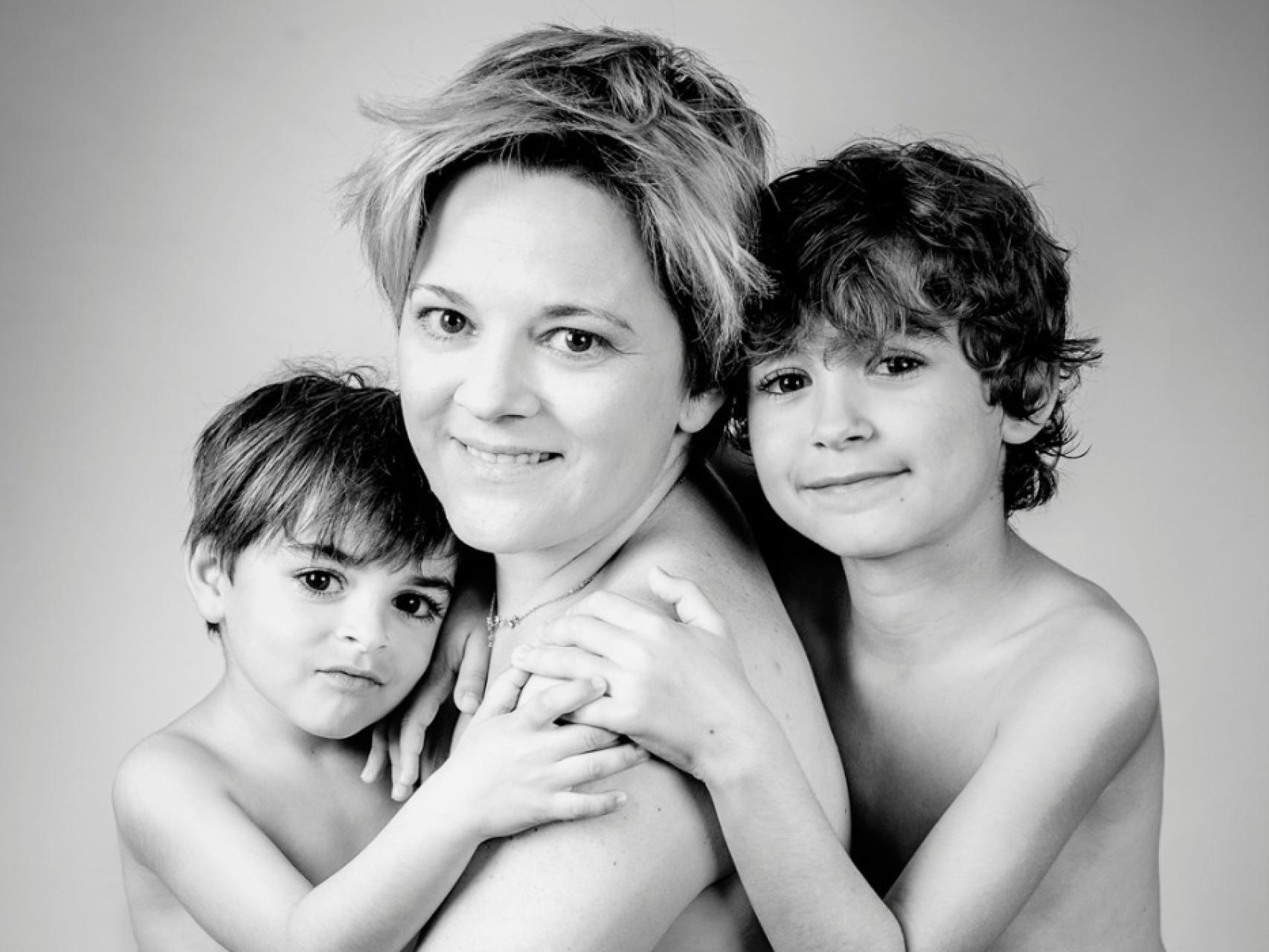 Pilar Varona y sus hijos.