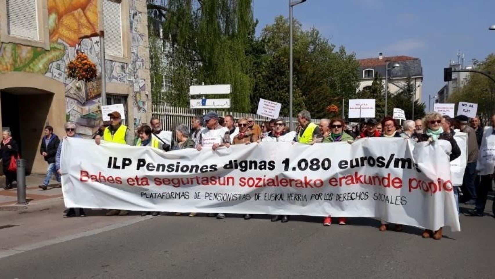 Imagen de la manifestación que ha recorrido el centro de la capital alavesa.