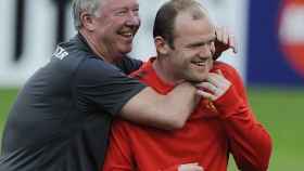 Wayne Rooney abrazado con Sir Alex Ferguson