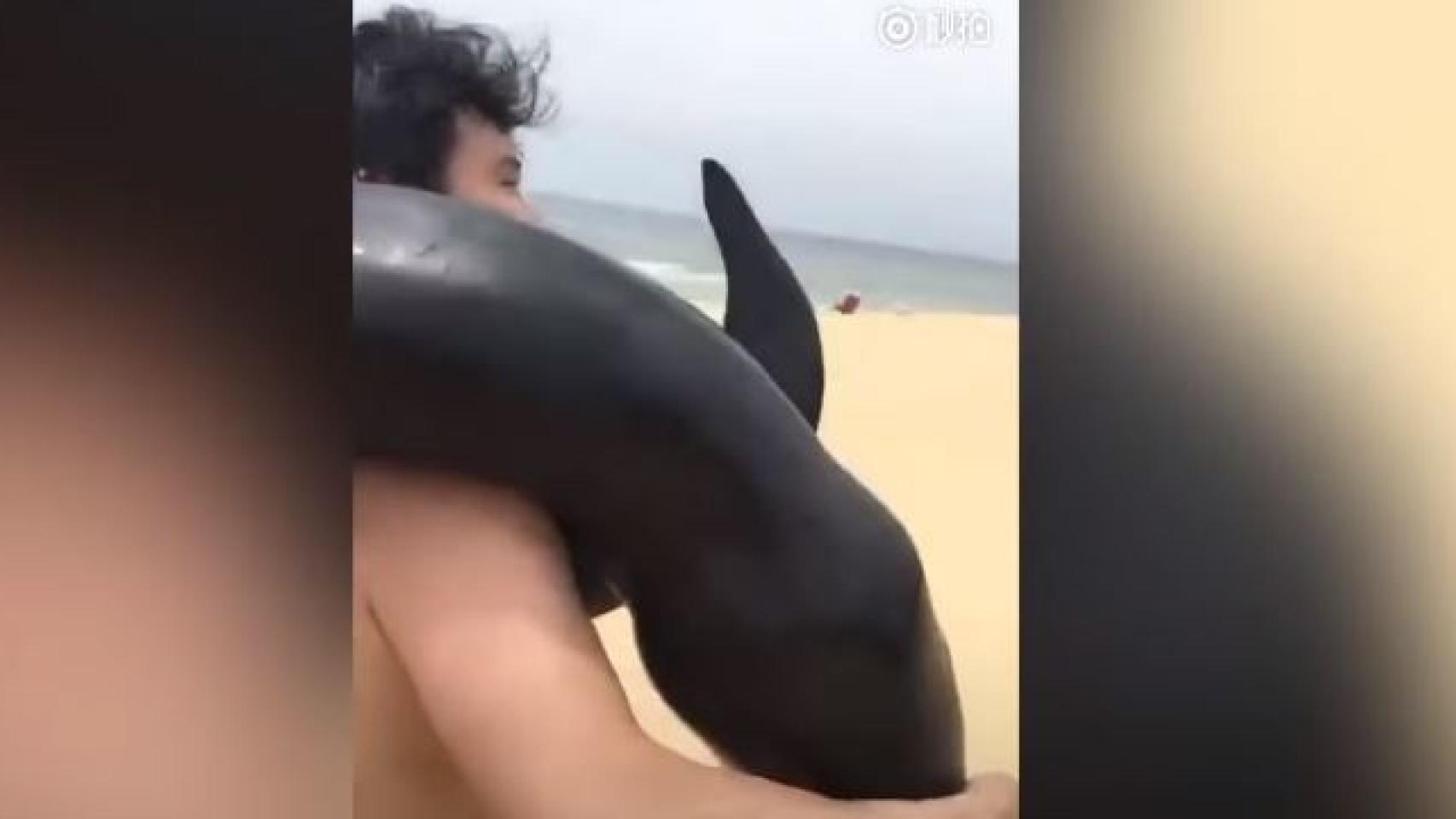 Imagen del sujeto llevándose el animal a hombros.