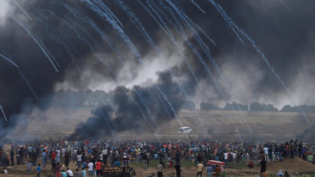 Botes de gas lacrimógeno lanzados por Israel caen sobre manifestantes palestinos