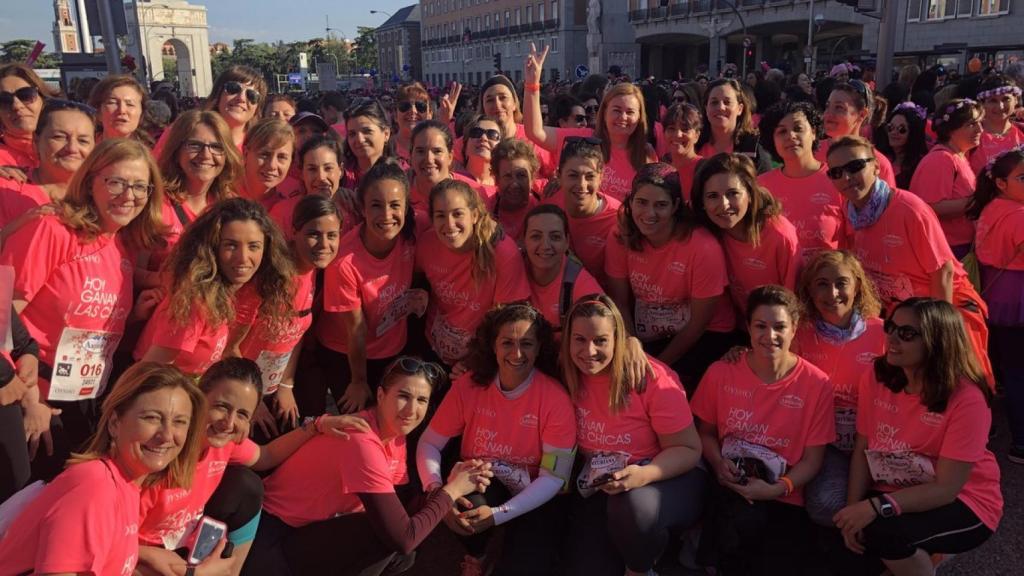 Begoña Villacís junto a las mujeres que han participado en la carrera