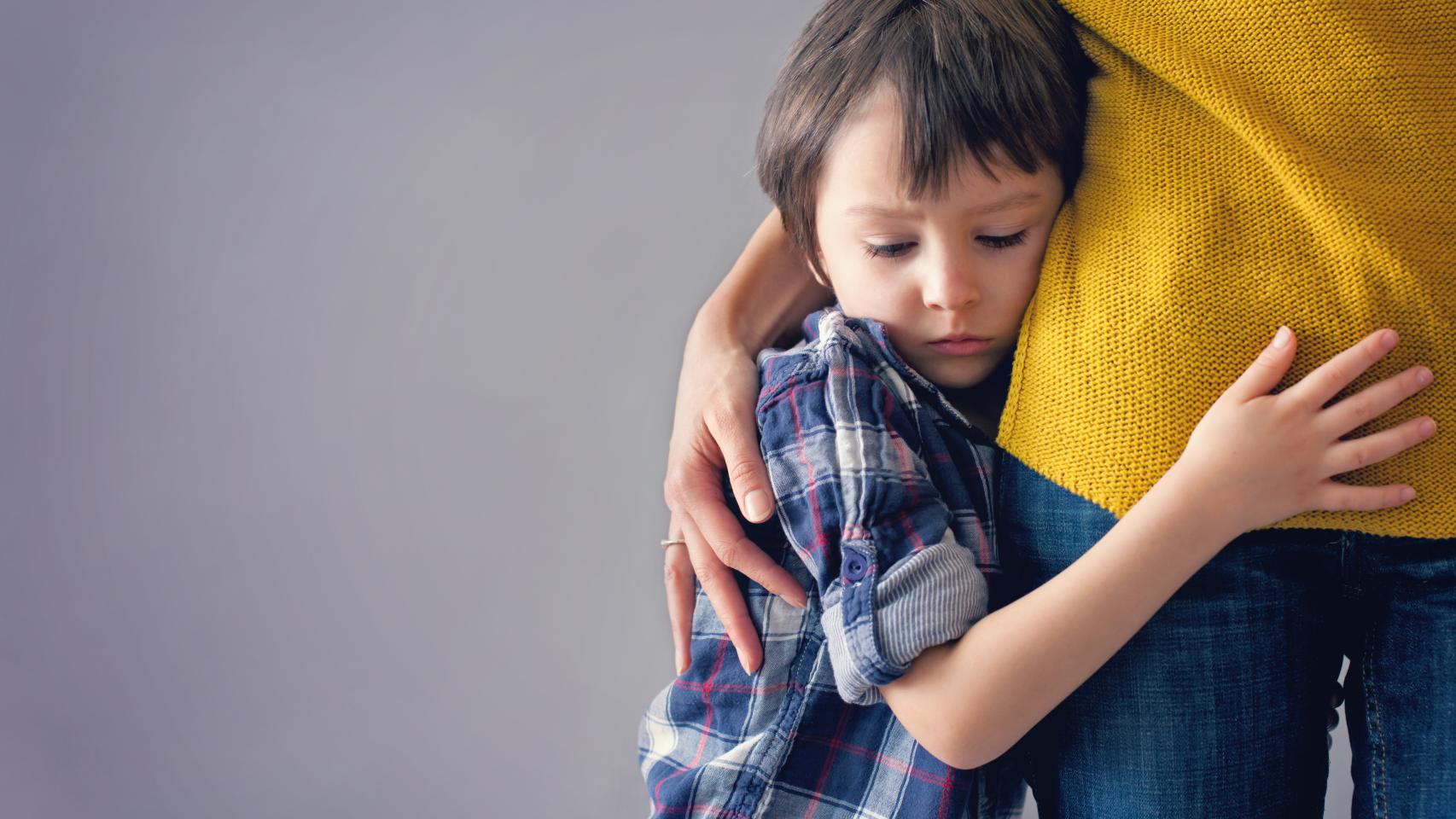 Un niño abraza a su madre.