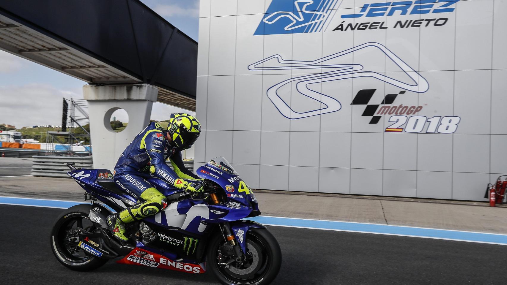 Valentino Rossi pasa por el letrero de Ángel Nieto en el circuito de Jerez.