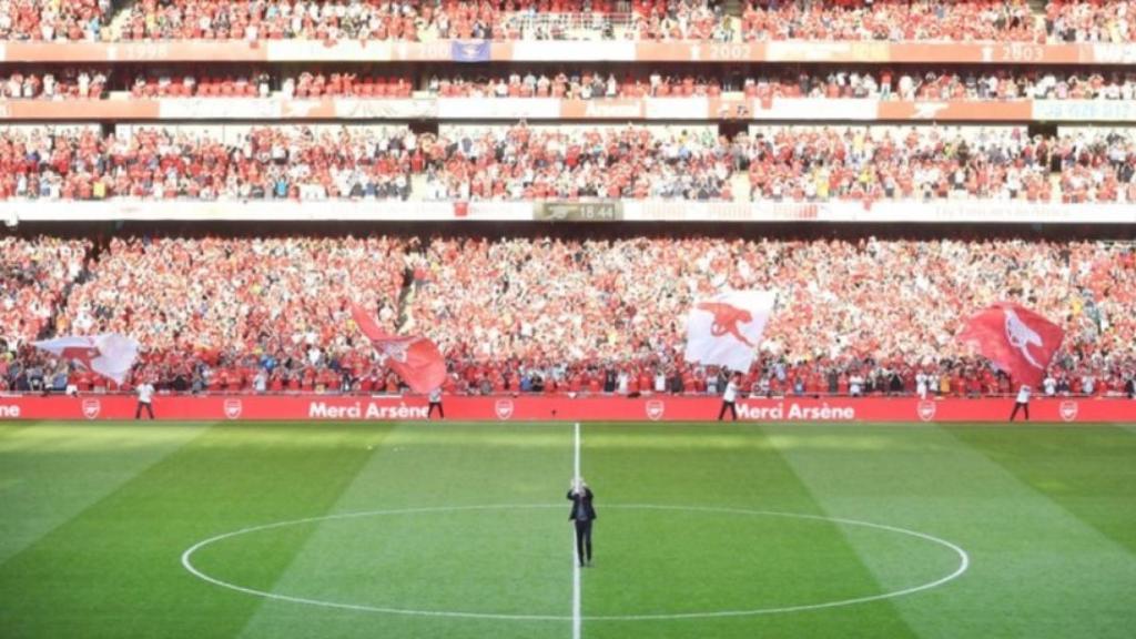 Wenger, en su despedida de la afición del Arsenal. Foto:  Twitter (@Arsenal)