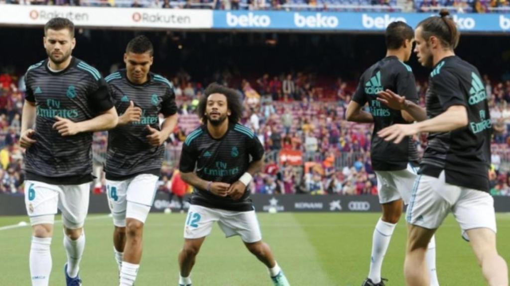 El Real Madrid calienta sobre el césped del Camp Nou