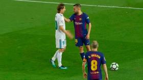 Agarrón de Jordi Alba por el cuello a Modric