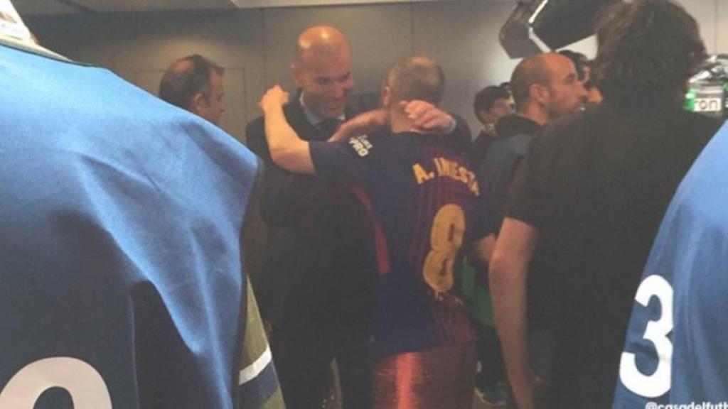 Abrazo entre Zidane e Iniesta