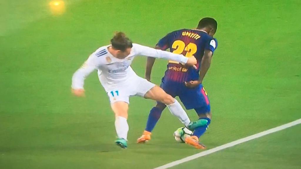 Entrada de Gareth Bale a Umtiti en El Clásico