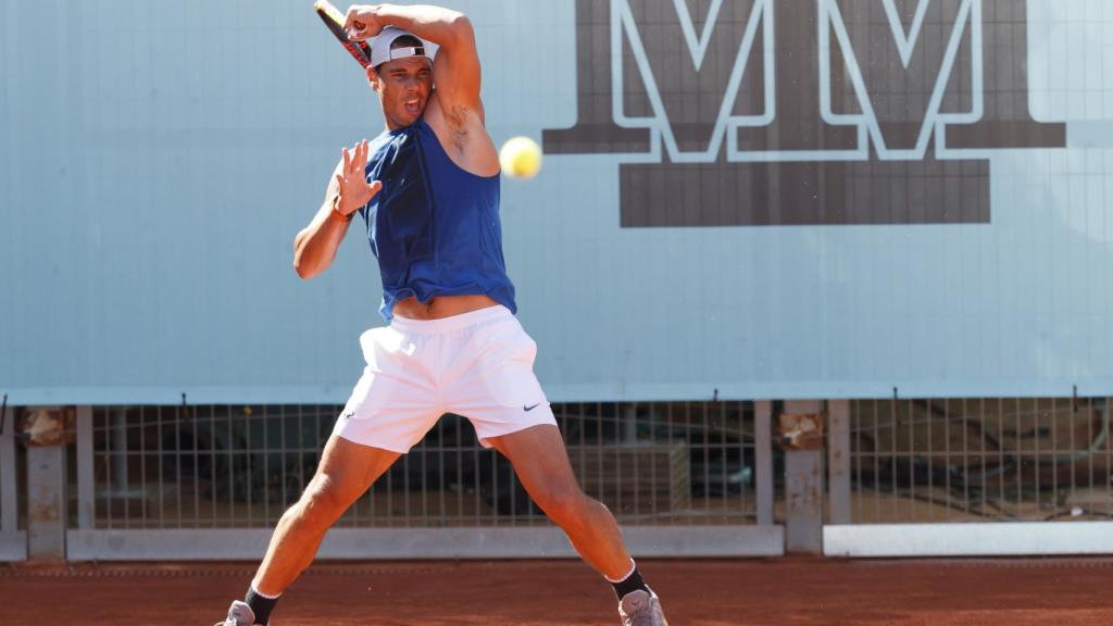 Nadal, golpeando una derecha en un entrenamiento.