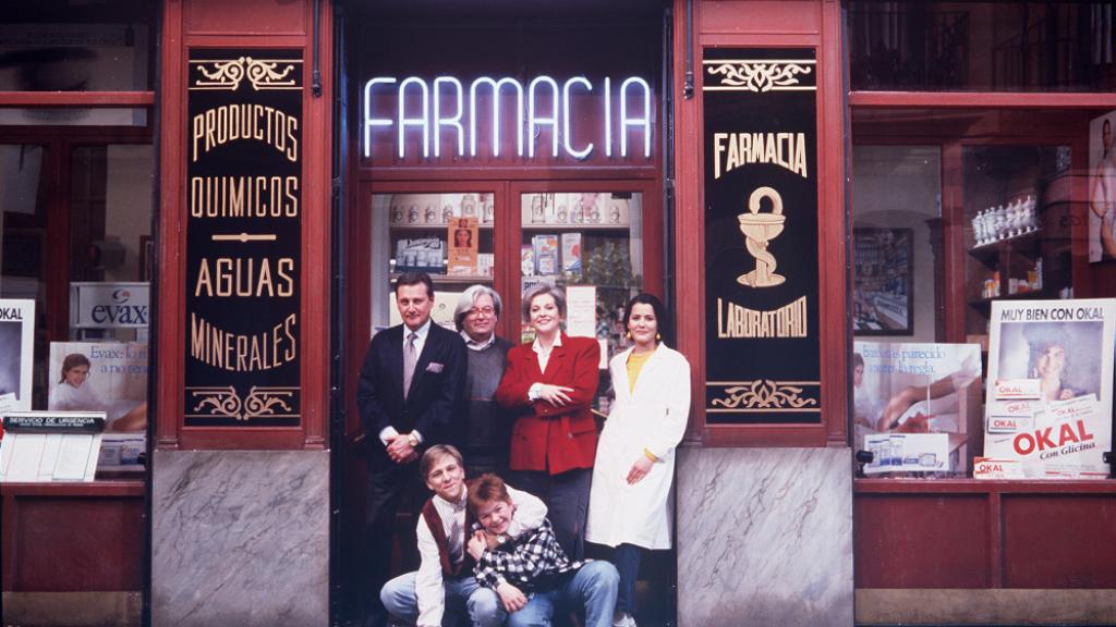 Horacio Valcárcel con el equipo de Farmacia de Guardia, la serie de éxito de la que fue guionista.