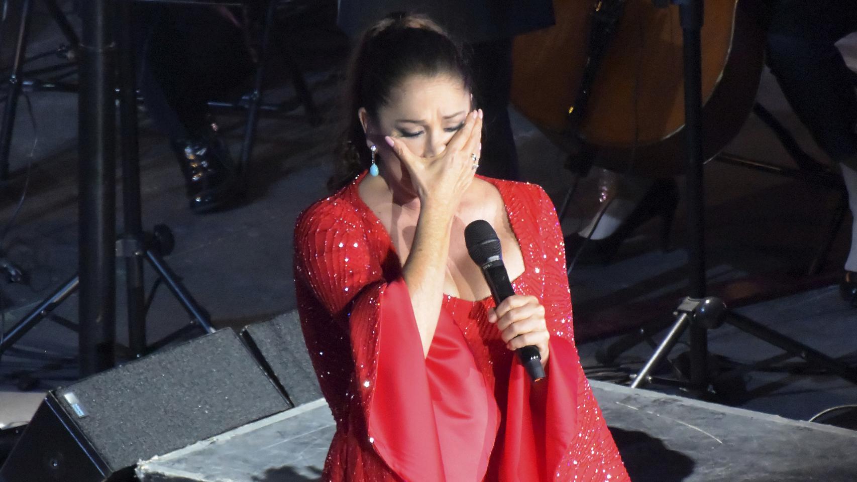 Isabel Pantoja llora en uno de sus conciertos