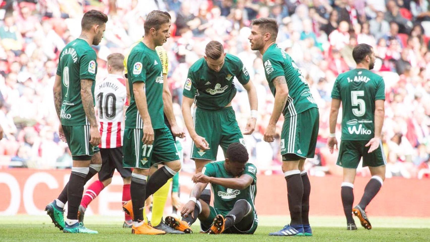 Junior Firpo, jugador del Betis, en el momento de su lesión en Bilbao.