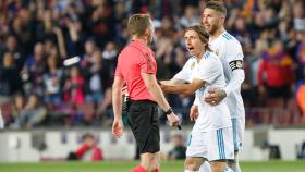 Luka Modric protestando a Hernández Hernández Foto: Manu Laya/El Bernabéu