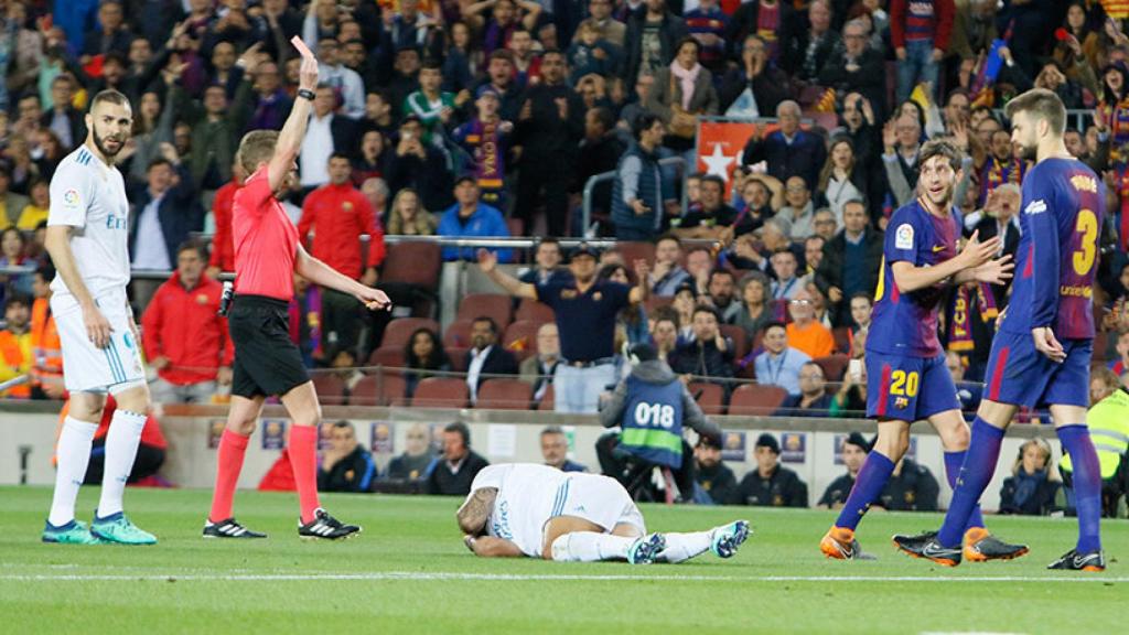 Hernández Hernández expulsa a Sergi Roberto Foto: Manu Laya/El Bernabéu