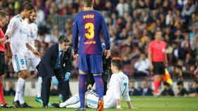 Cristiano Ronaldo siendo atendido Foto: Manu Laya/El Bernabéu