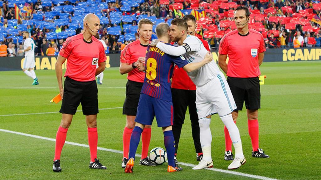 Saludo entre Sergio Ramos y Andrés Iniesta antes de El Clásico Foto: Manu Laya/El Bernabéu