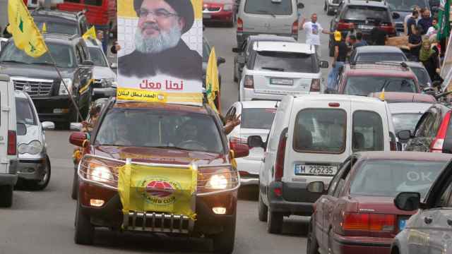 Un coche con una imagen del líder de Hezbollah, Sayyed Hassan Nasrallah.