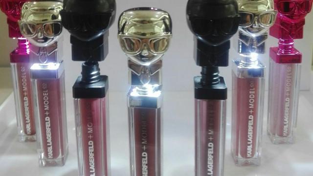 Descubre los nuevos labiales de Karl Lagerfeld con linterna incluída