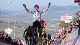Tim Wellens celebra su victoria en la cuarta etapa del Giro.