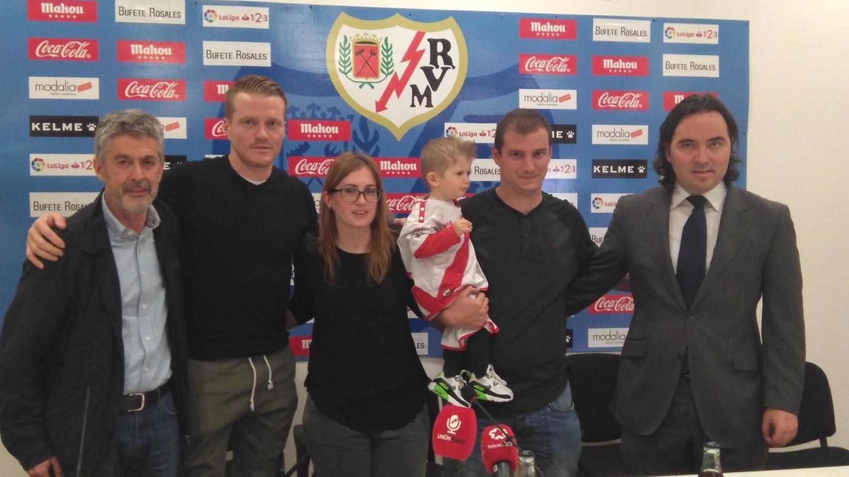 Presentación de la campaña de apoyo del Rayo Vallecano al pequeño Iker.