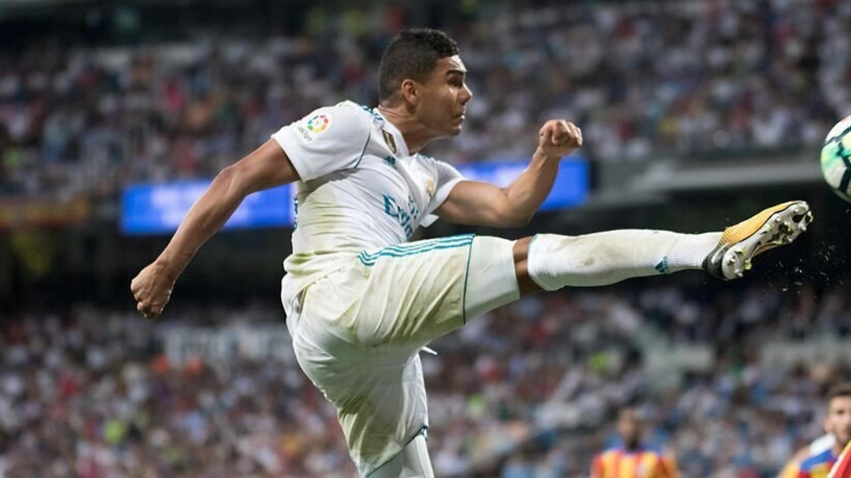 Casemiro rematando.  Foto: Pedro Rodríguez / El Bernabéu