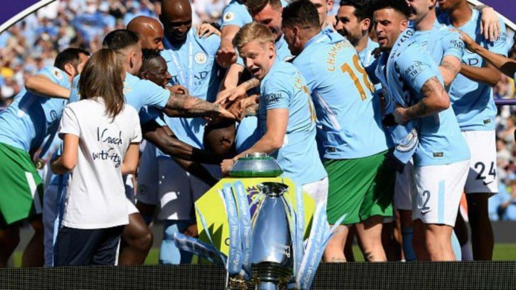 El Manchester City tira la Premier League tras ganarla. Foto Twitter (@ManCity)