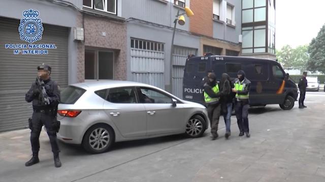 Momento de la detención de uno de los supuestos terroristas.