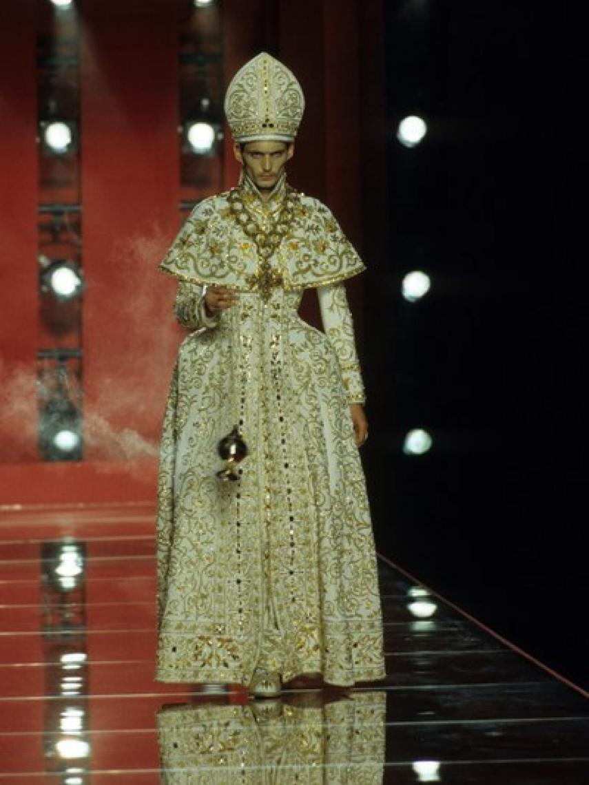 El traje de Papa de John Galliano para Dior, en el año 2000.