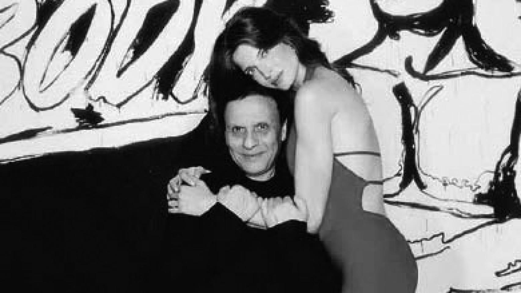 Azzedine Alaïa junto a una modelo.