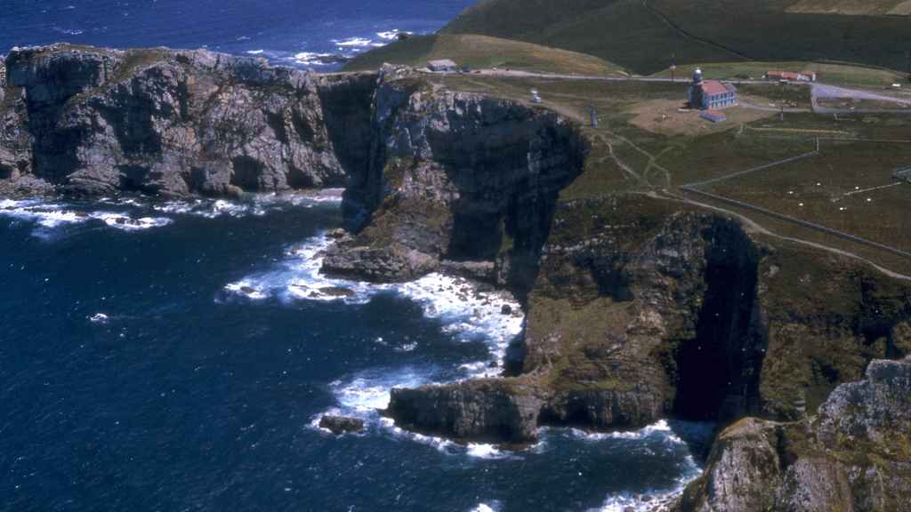 El faro domina el espectaular entorno del Cabo Peñas.