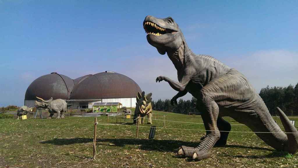 Réplicas de dinosaurios en el Museo Jurásico de Asturias