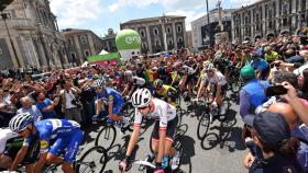 Imagen de una salida de una etapa del Giro este año.