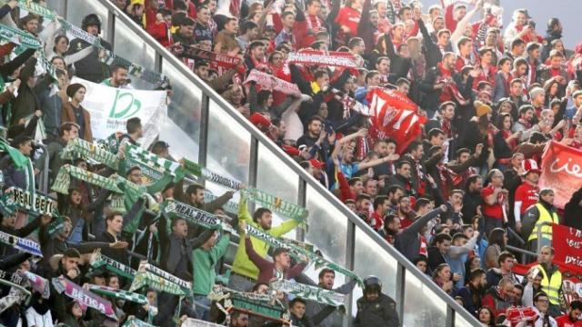 Aficionados del Betis y del Sevilla en un derbi.