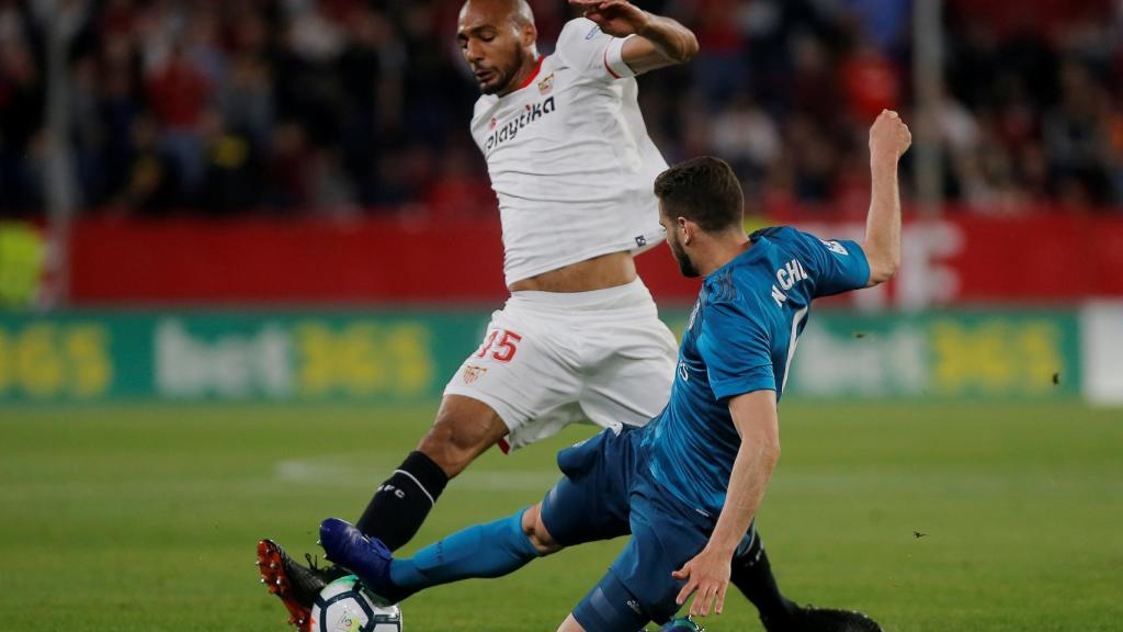 Nzonzi y Nacho en el Sevilla - Real Madrid.